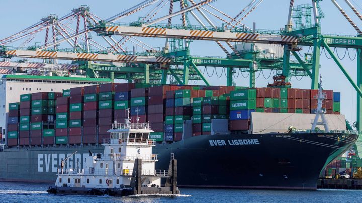 Port of Los Angeles says shipping volume will plummet 35% next week