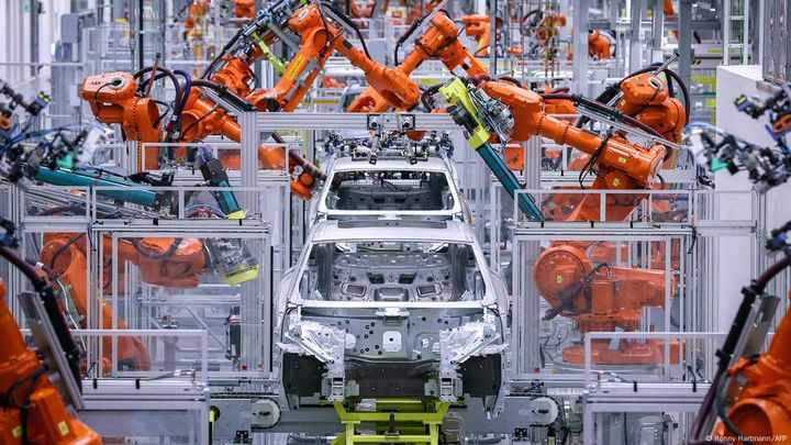 Germany's Porsche pauses shift to EVs as profits tank [video]