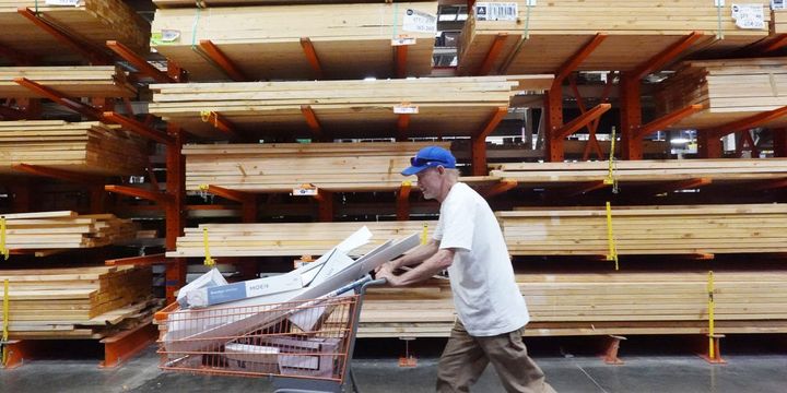 Middle-class pulls back, alarming retailers: 'signs of real distress'