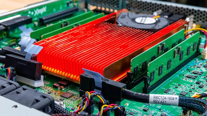 Xsight Labs E1 DPU a 64-Core Arm Neoverse N2 800G DPU