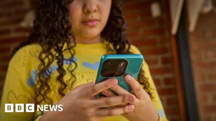UK consulting on bringing in social media ban for under 16s