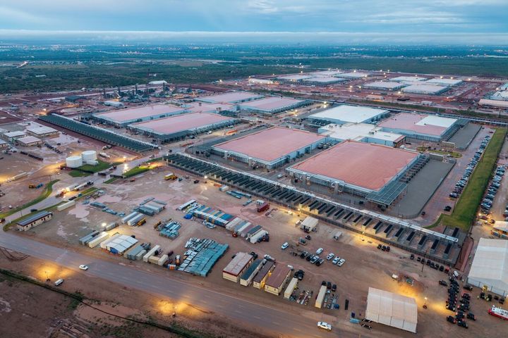 Big Tech's Debt Binge Raises Risk in Race to Create an AI World