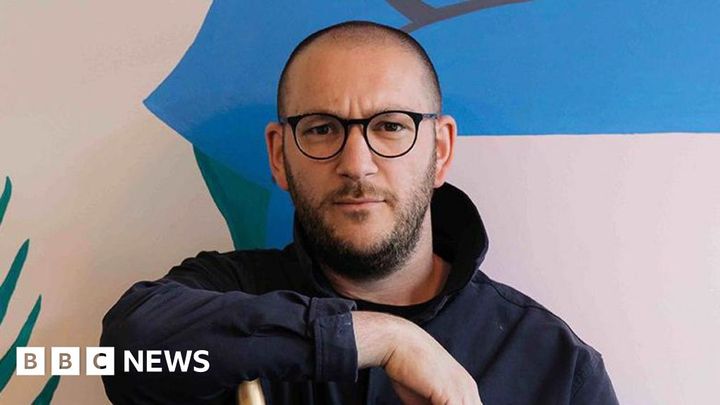 UK bar bans solo-drinkers to 'protect customers'