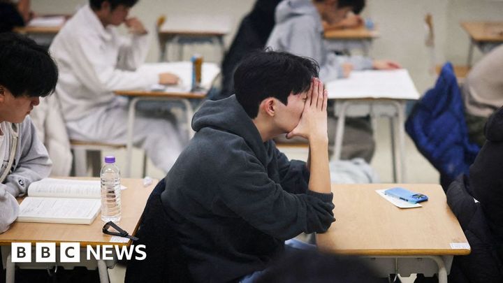 Suneung: South Korea exam chief quits over 'insane' English test