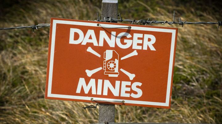 We asked four AI coding agents to rebuild Minesweeper–the results were explosive